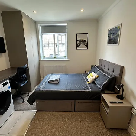 Bright Modern, Private Apartment,15 Mins To Central London